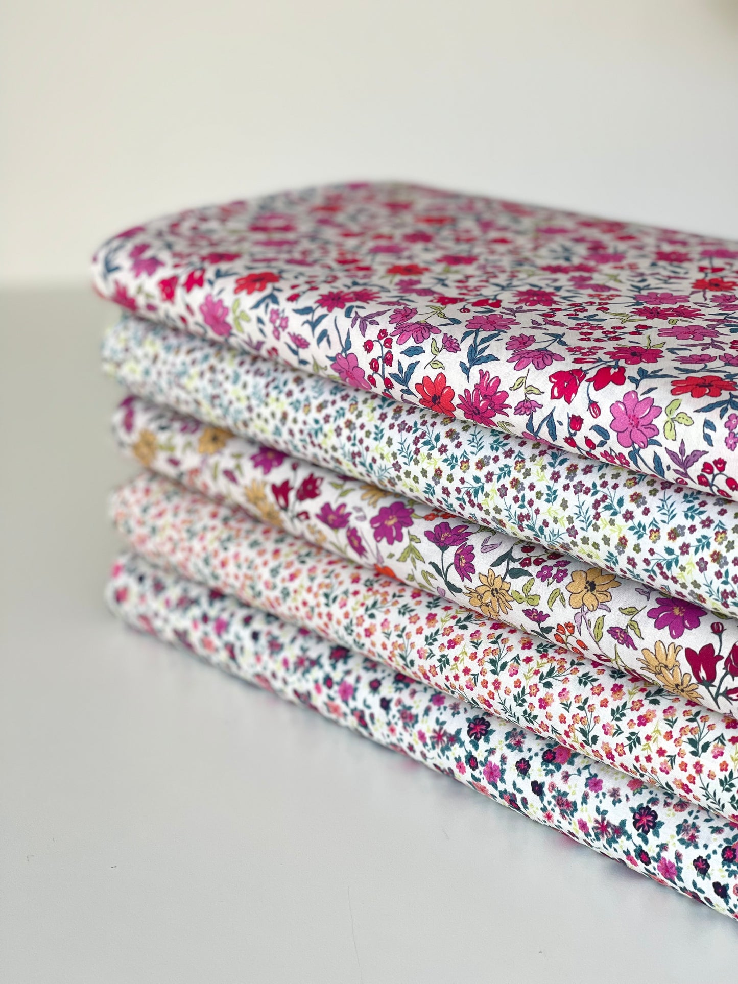 Floral cotton fabric: Victoria - Lime