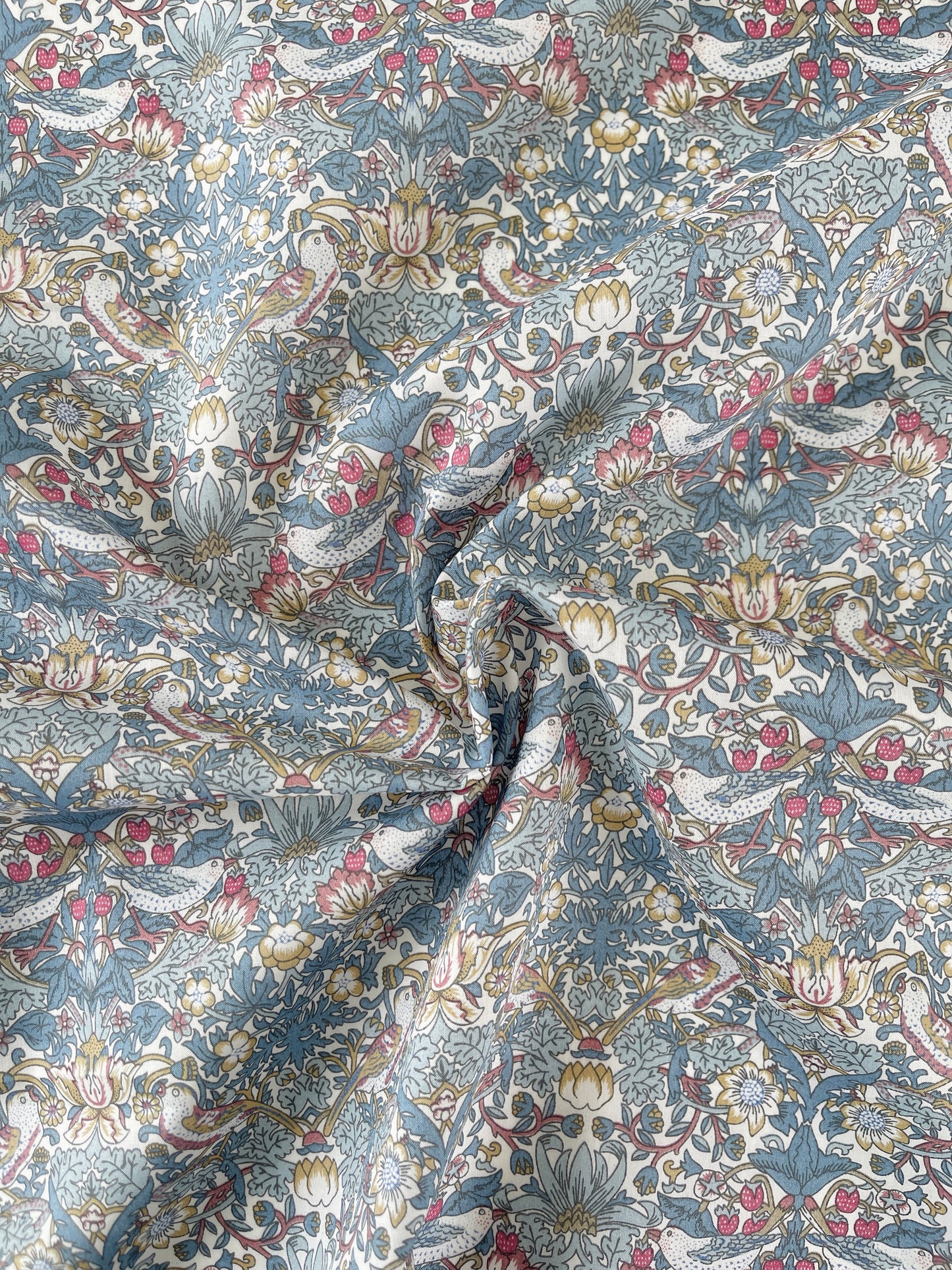 Baby dynebetræk i Liberty Fabric - øko strawberry thief