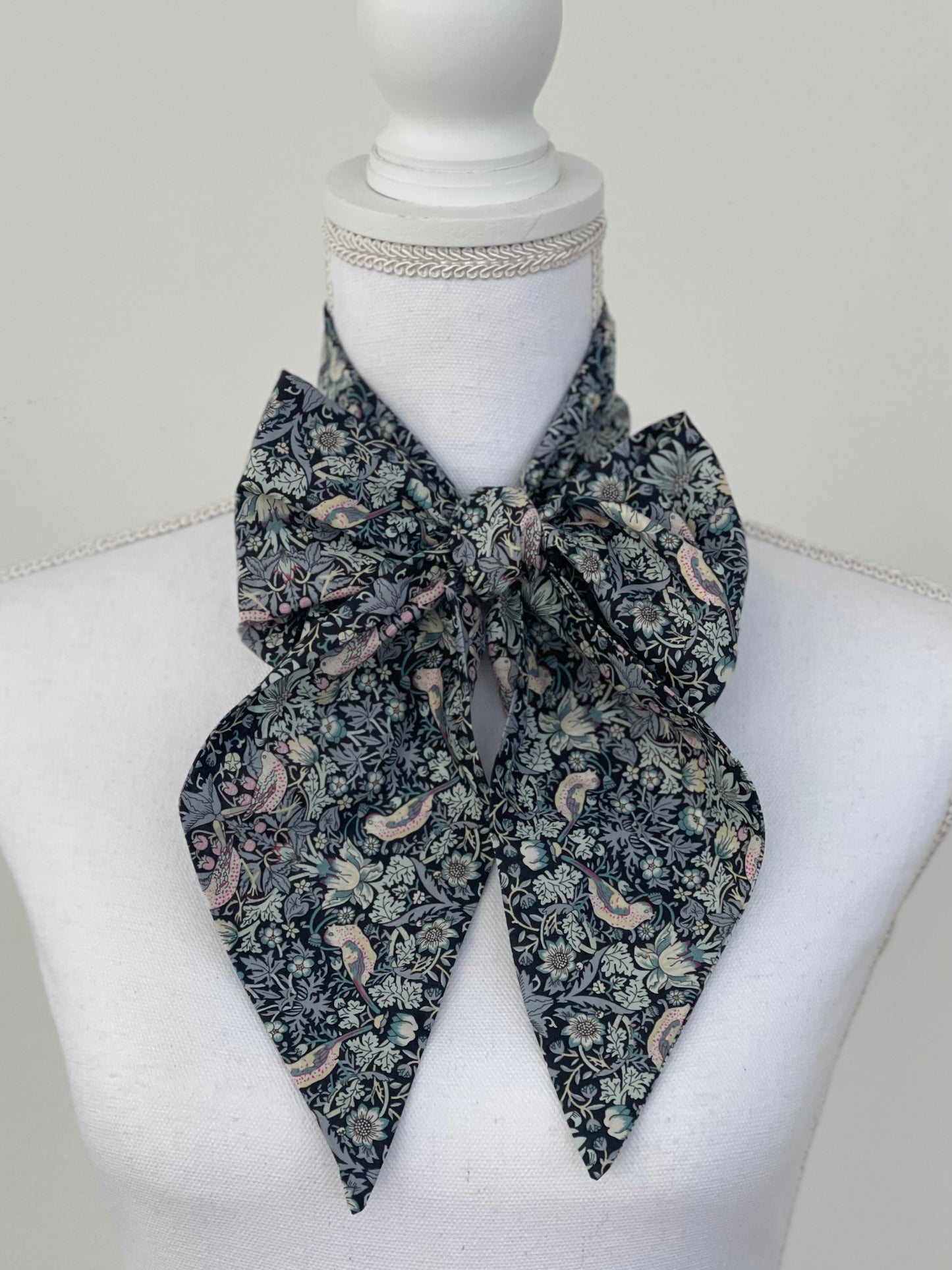 Scarf bow - Strawberry thief