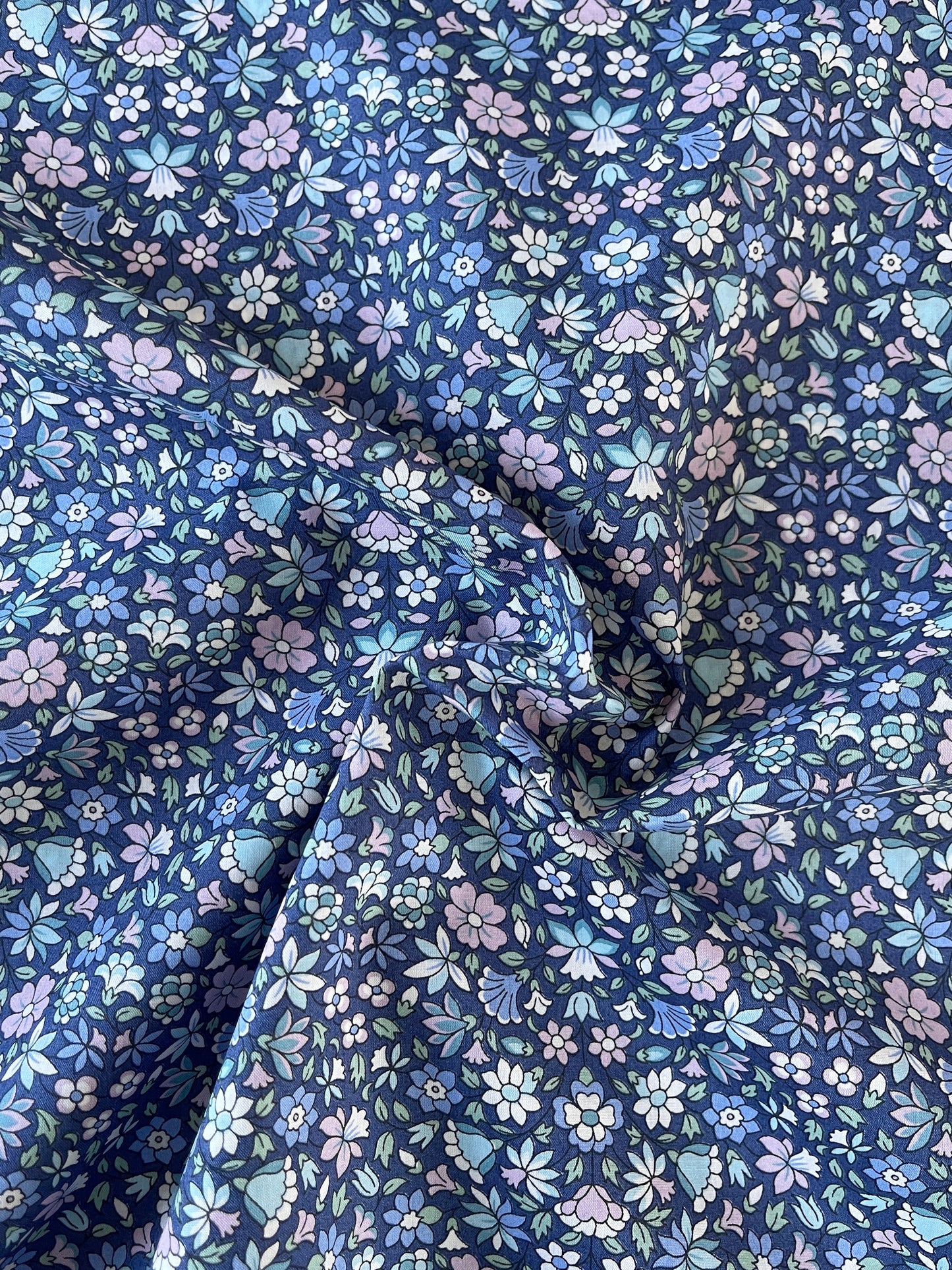 Liberty stof "Meena - Blå" Blomstret bomuldsmetervare Tana Lawn.