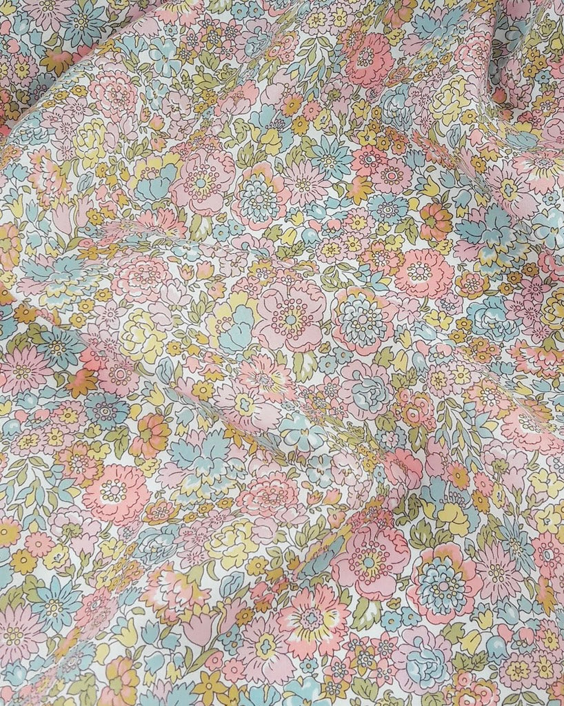 Liberty stof "Nell, Annie and May" Blomstret bomuldsmetervare Tana Lawn.