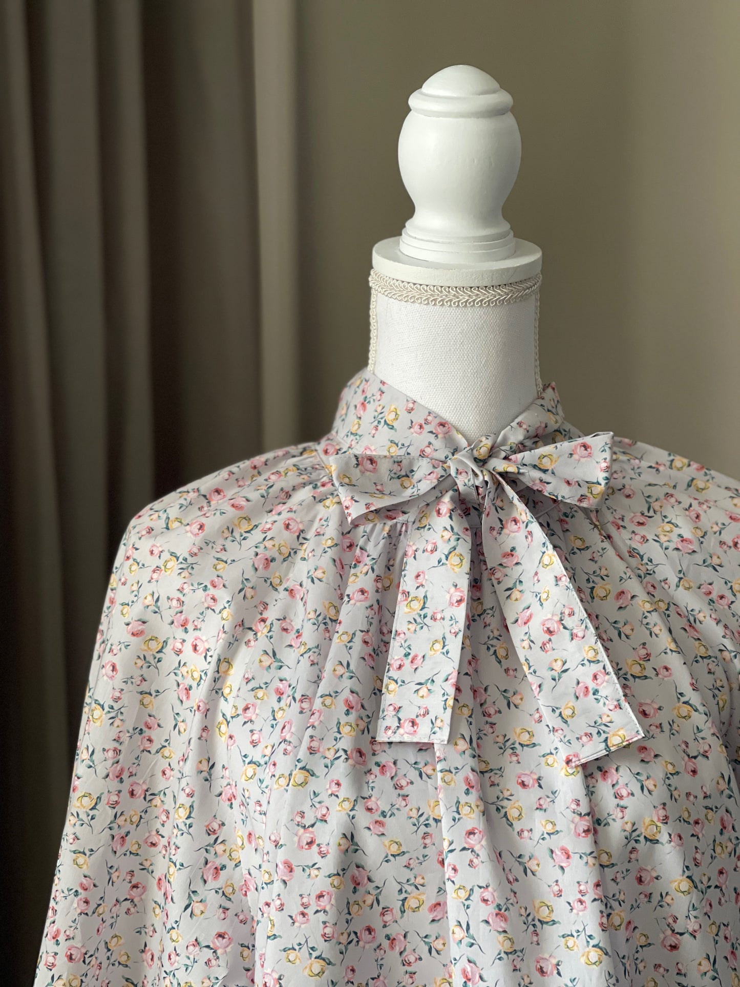 Candy shirt blouse "Raining rosebuds" (LARGE)