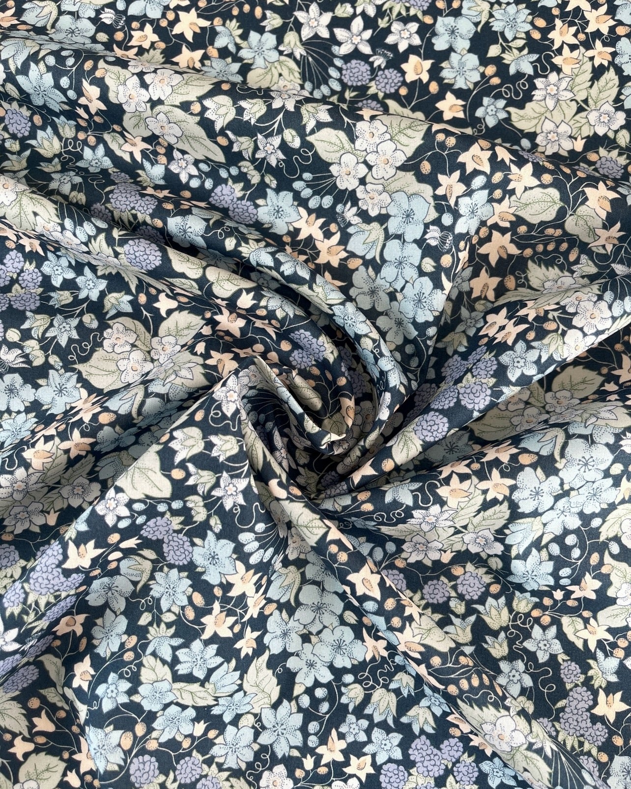 KOMMER SNART Liberty stof tana lawn - Berry / Blå
