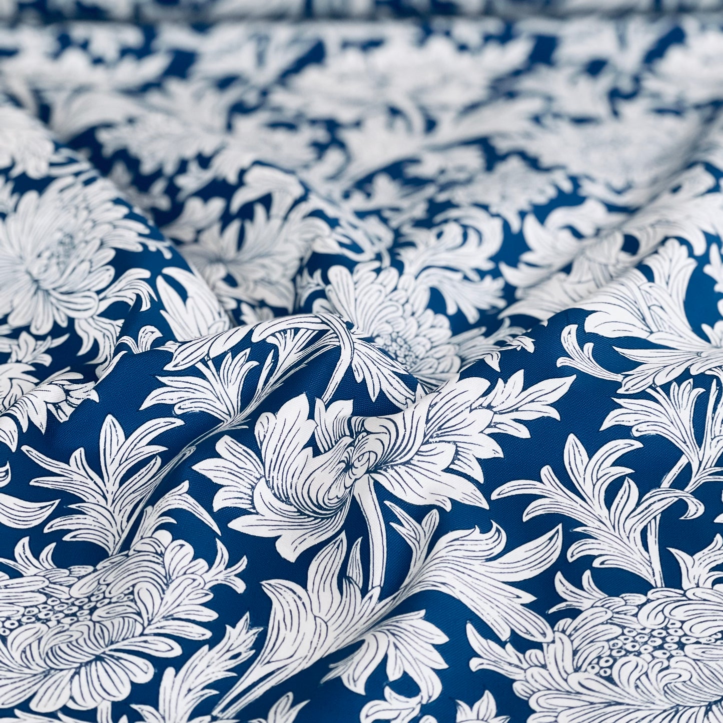 William Morris stof / Chrysanthemum Tonal - Blå