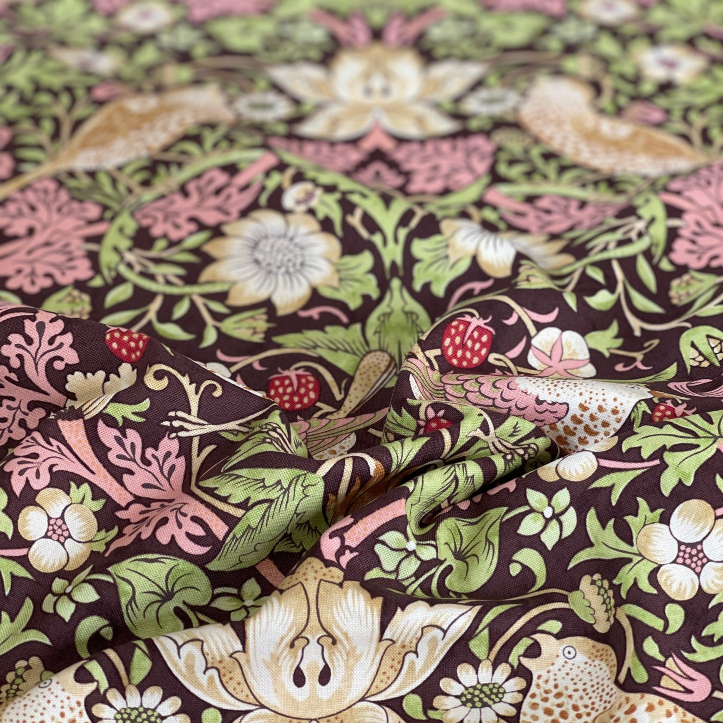 William Morris stof / Strawberry Thief/ Chocolate