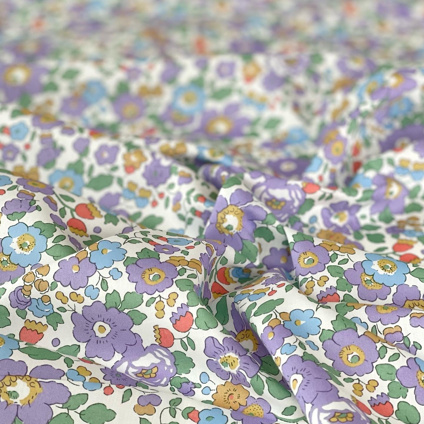 Liberty stof - Betsy / Multi Lilla