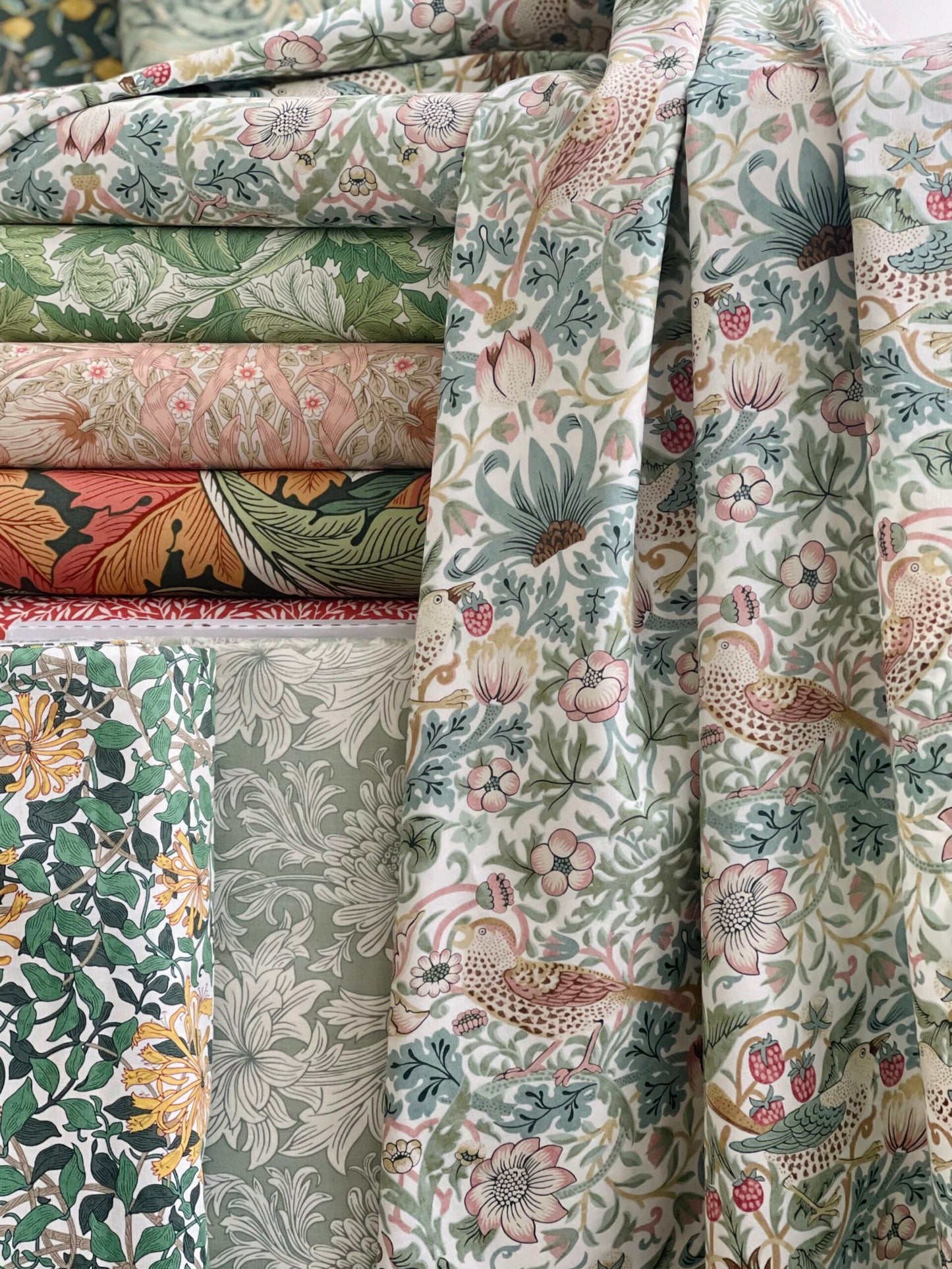 William Morris stof / Honeysuckle - Hvid