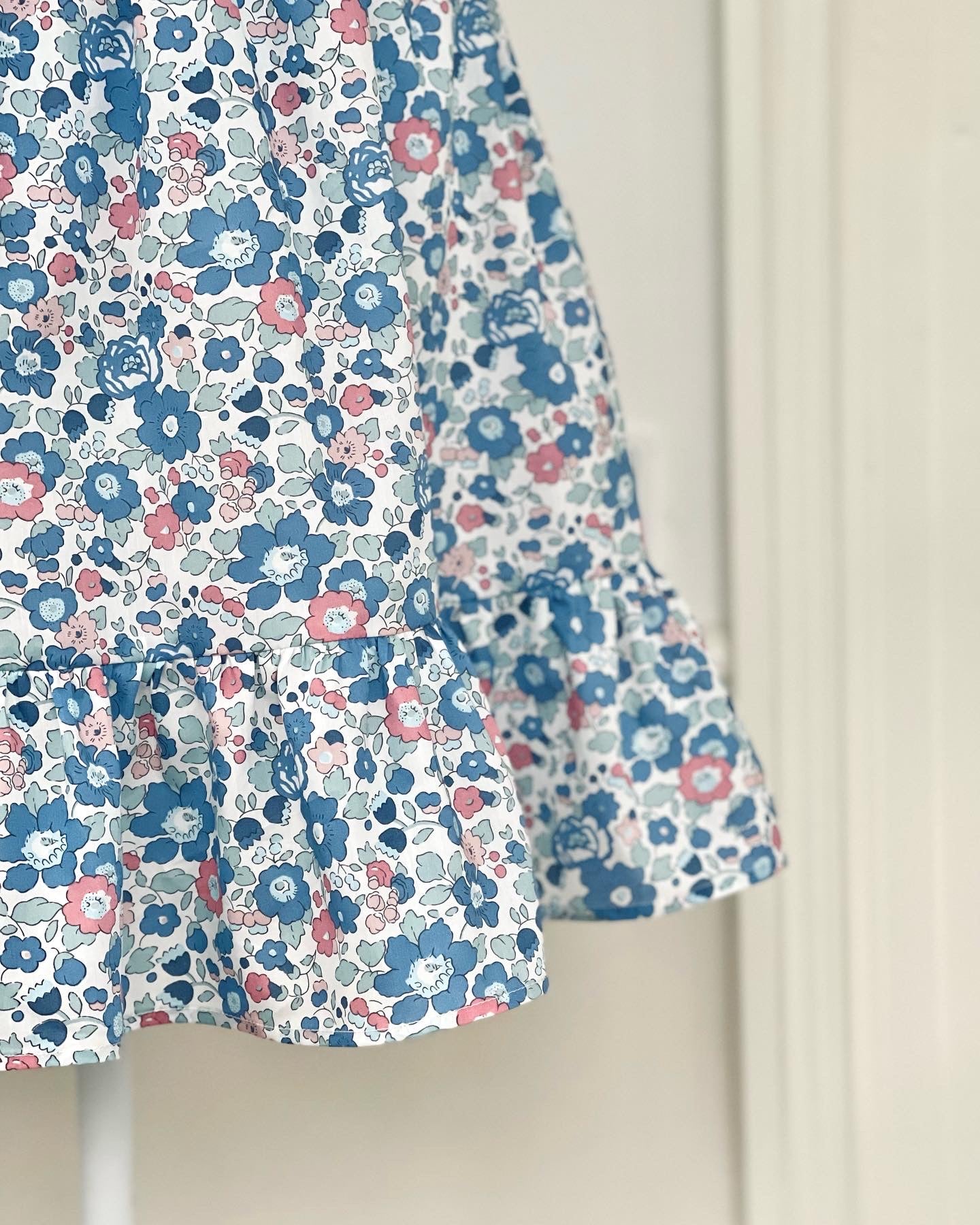 Liberty stof tana lawn - Betsy / Blå-Rosa