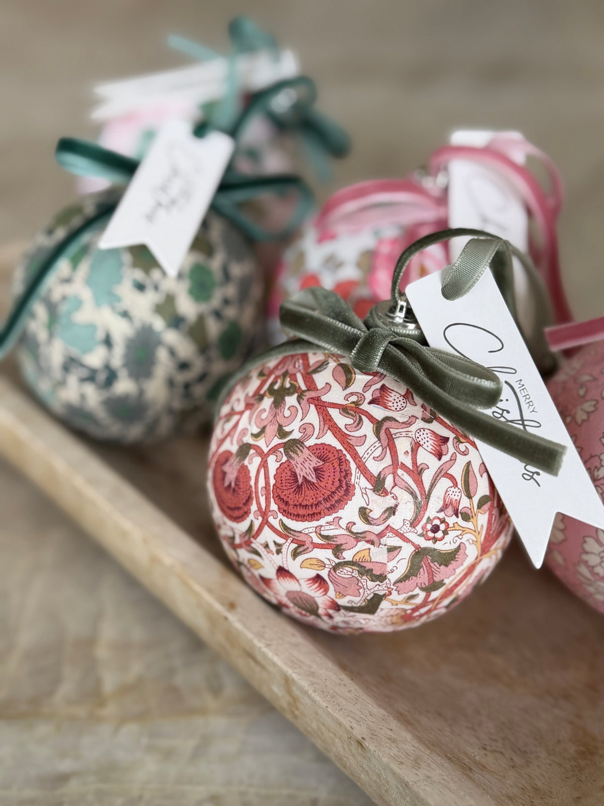 Diy-kit: 4 stk. Decoupage julekugle: Liberty Rød/grøn