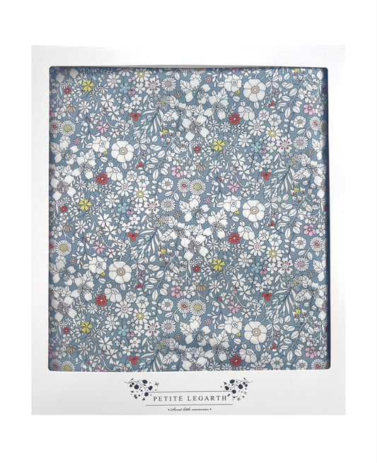 Gaveæske med babysengetøj  / Junes meadow