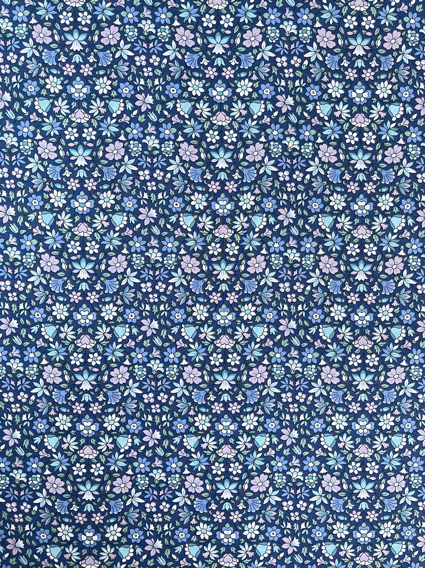 Liberty stof  "Meena - Blå" Blomstret bomuldsmetervare Tana Lawn.