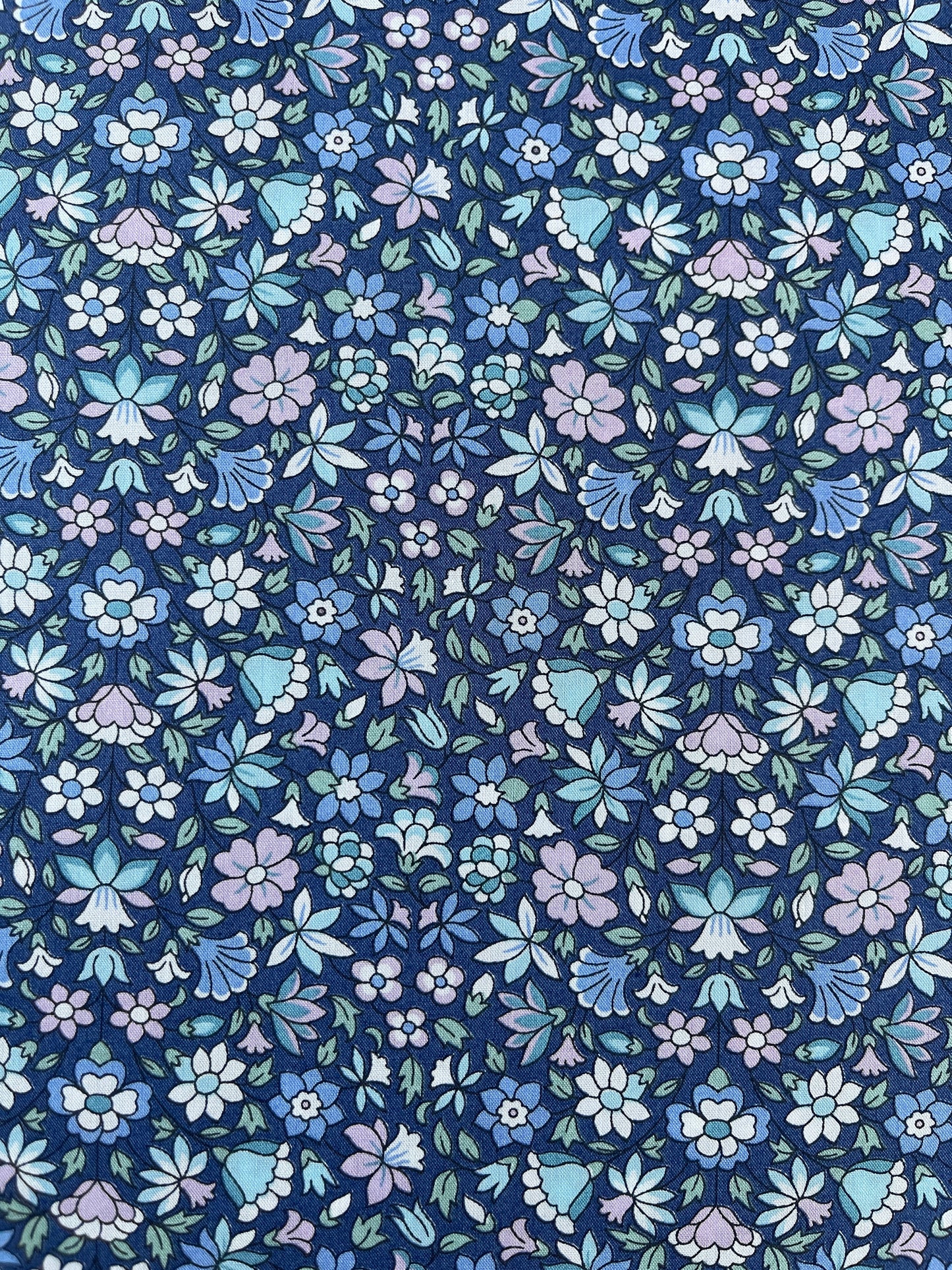 Liberty stof  "Meena - Blå" Blomstret bomuldsmetervare Tana Lawn.