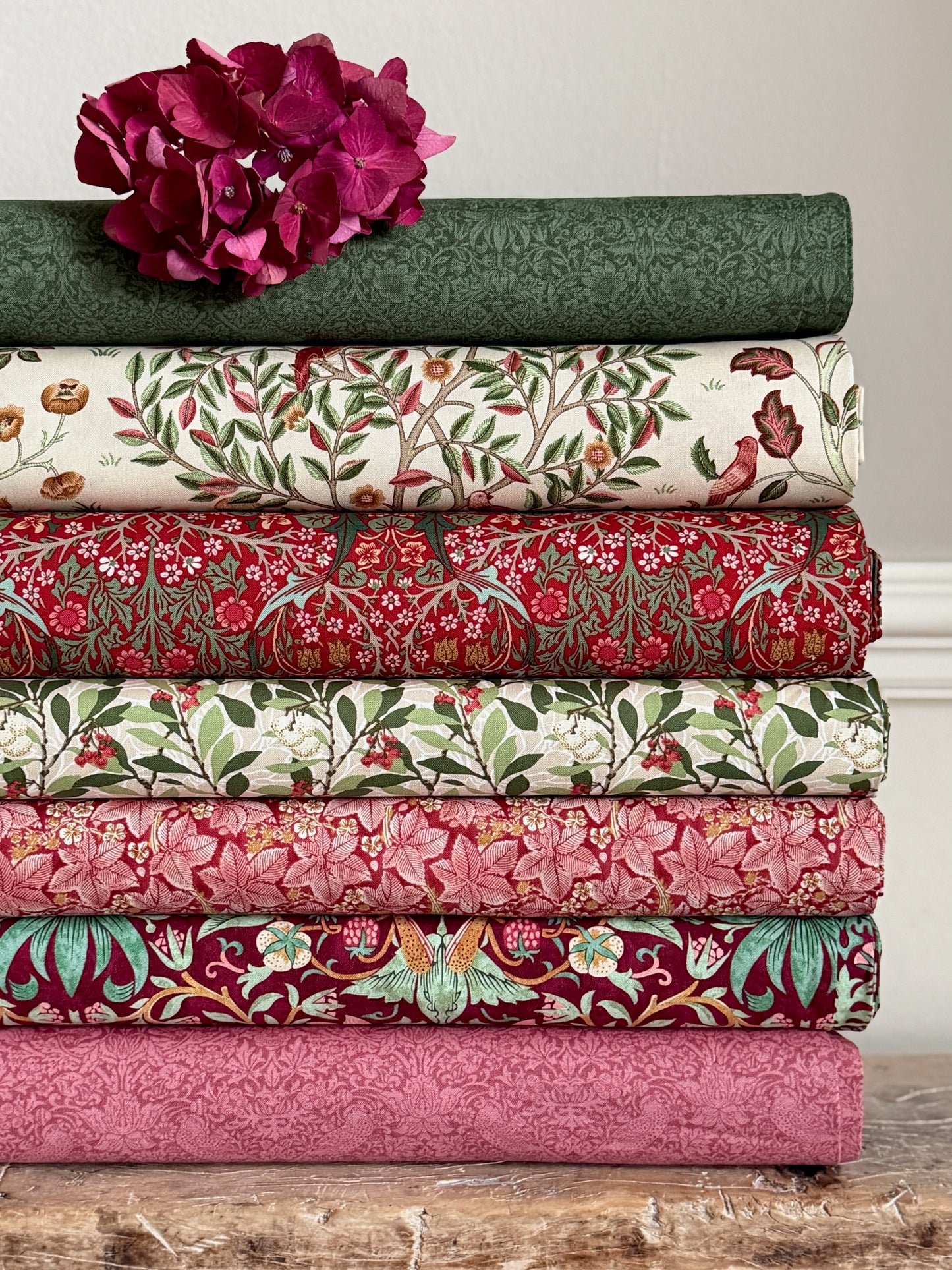William Morris bomulds stof / Blackthorn vinrød