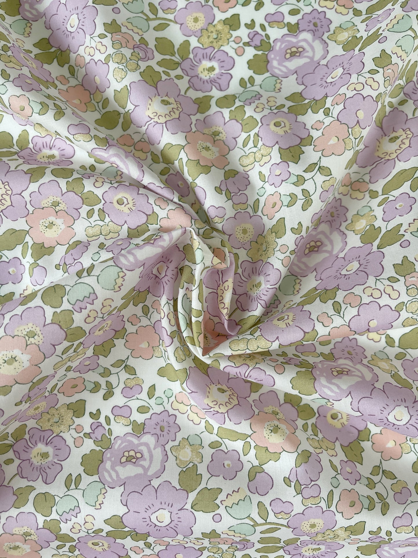 Liberty stof  "Betsy Lilla-grøn" Blomstret bomuldsmetervare Tana Lawn.