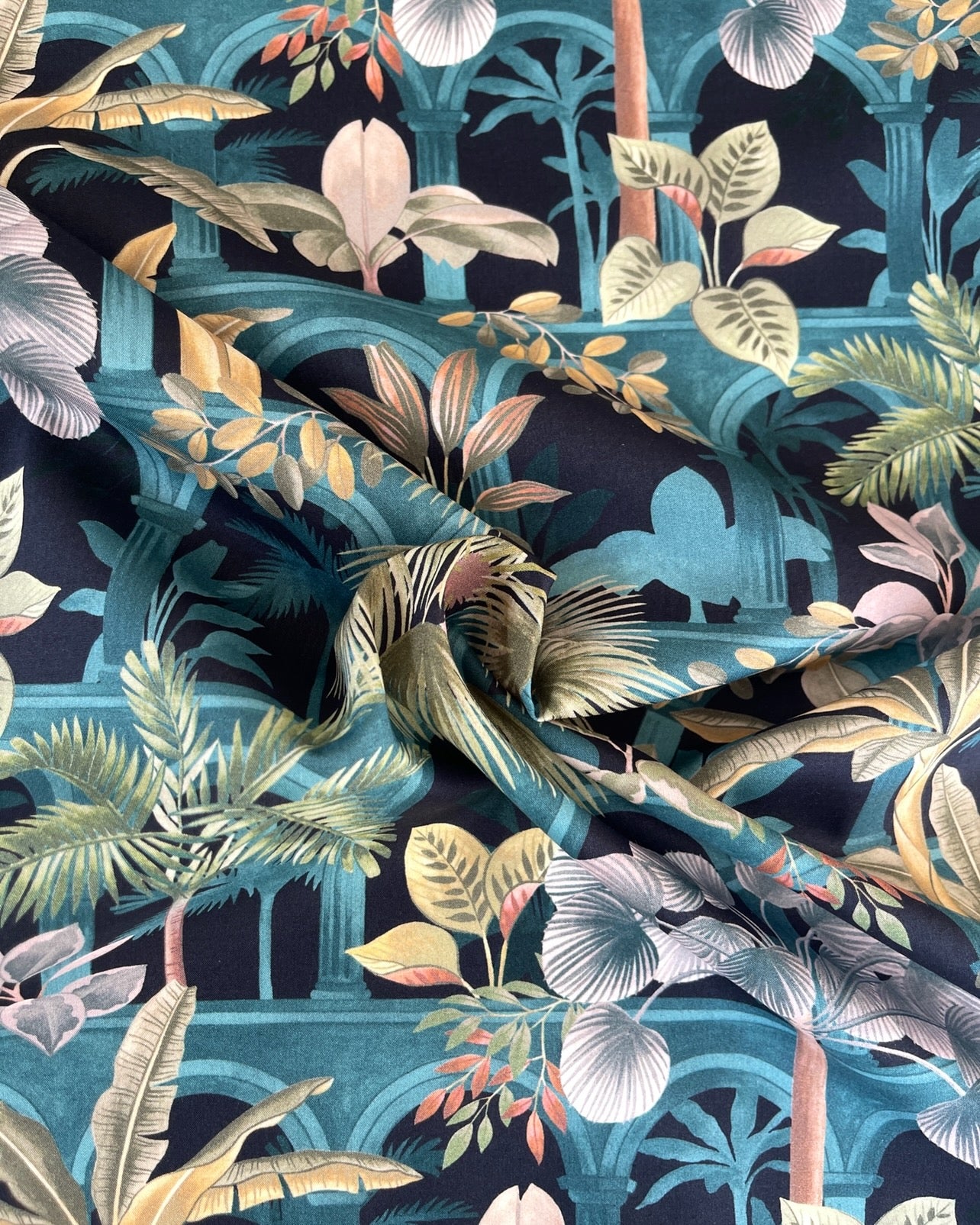 KOMMER SNART Liberty stof tana lawn - Tropical  / Marine blå