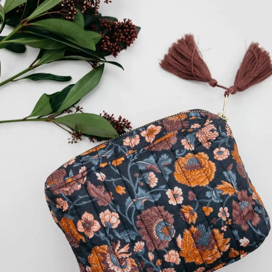 Marya toilettaske blomster - med Kvaster