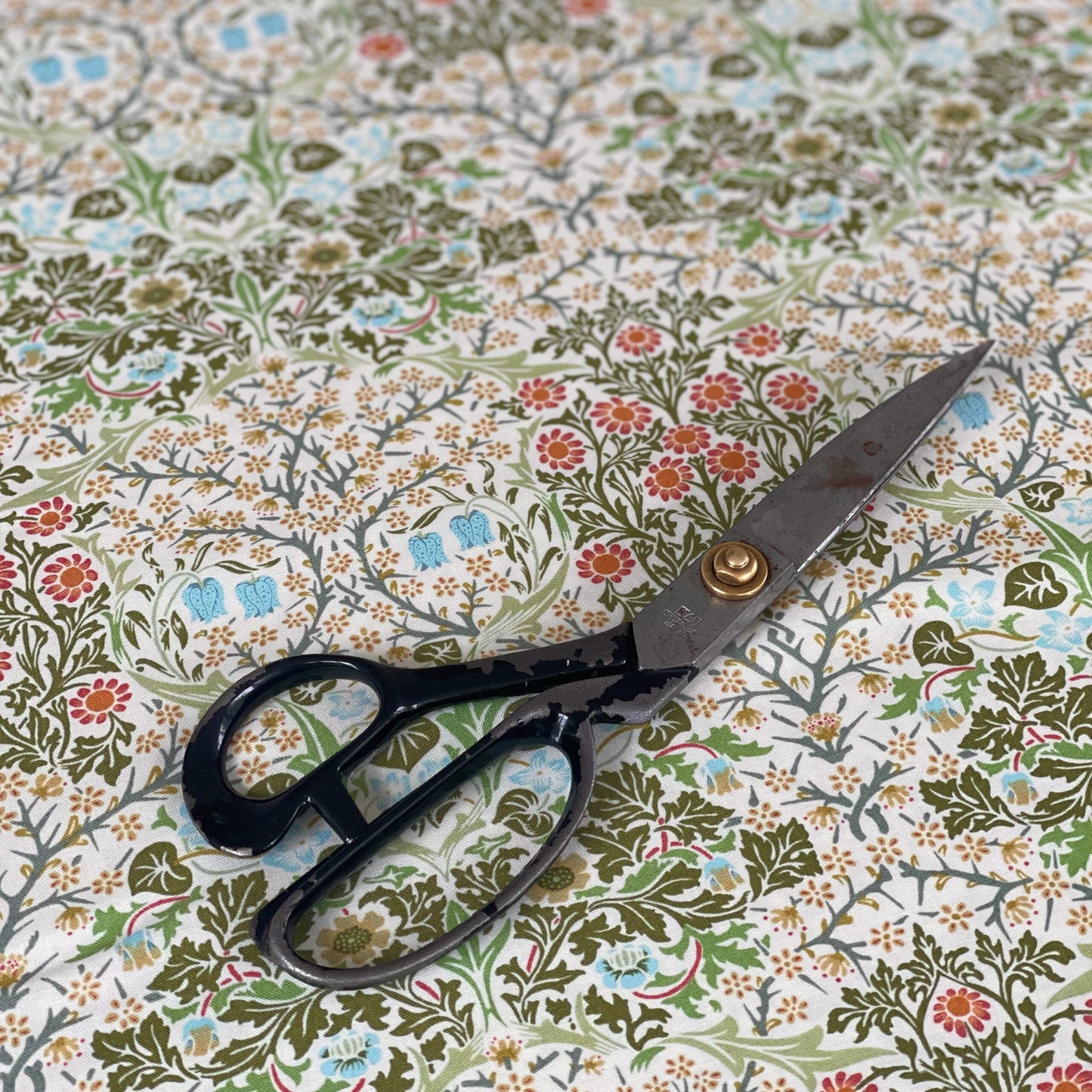 William Morris fabric / Blackthorn / Cream