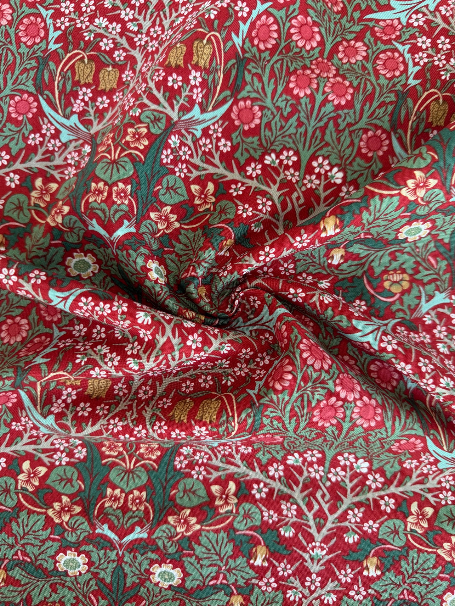 William Morris bomulds stof / Blackthorn vinrød