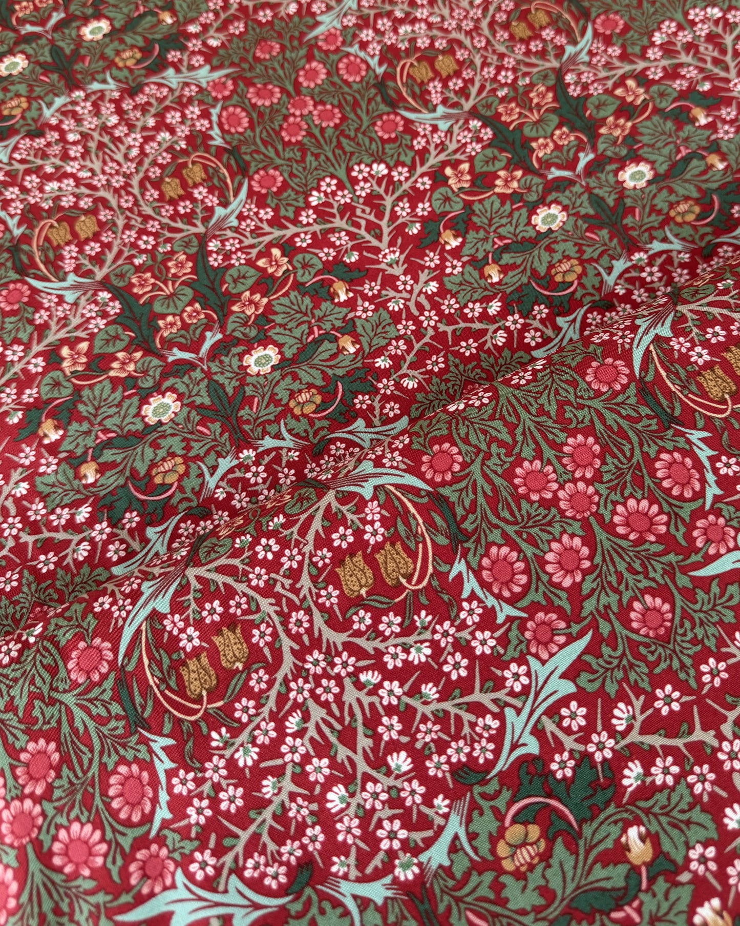 William Morris bomulds stof / Blackthorn vinrød