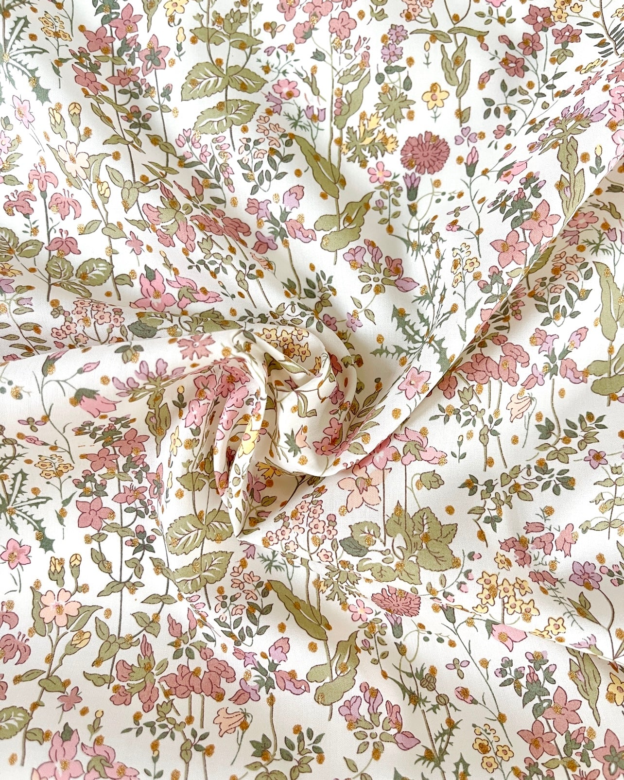 Liberty stof  "Field flower spot" Blomstret bomuldsmetervare Tana Lawn. (KUN 40 cm tilbage)