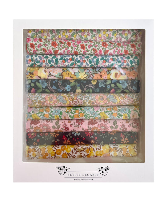 blanded stof stykker i blomsterprint