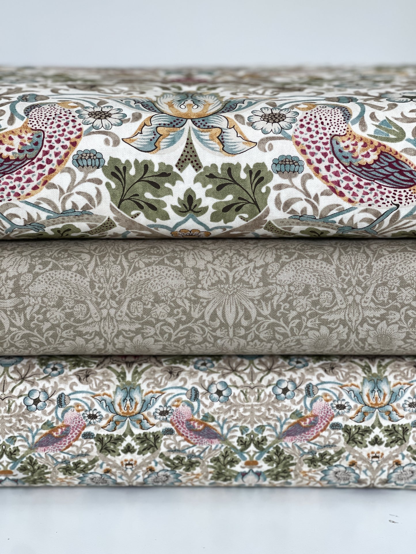 William Morris bomulds stof / Tonal Strawberry thief Oliven
